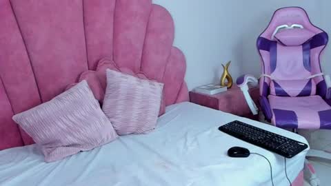 Snapshot of antonella_foxxxx chatting on June 25, 6:01 pm antonella_foxxxx online show from June 25, 6:01 pm