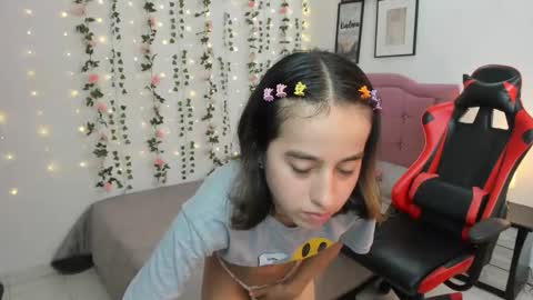 Snapshot of antonella_heinz_ chatting on December 10, 6:06 pm Antonella online show from December 10, 6:06 pm