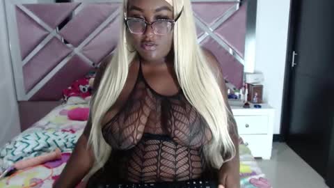 Snapshot of antonella_lenox chatting on October 22, 5:19 am AntonellaLenox online show from October 22, 5:19 am