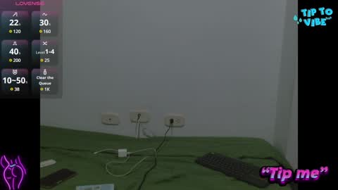 Snapshot of antonellaandnoah chatting on February 8, 1:32 am AntonellaAndNoah online show from February 8, 1:32 am