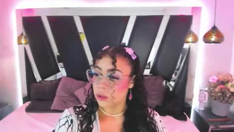 A N T O N E L L E  online show from November 25, 11:10 am