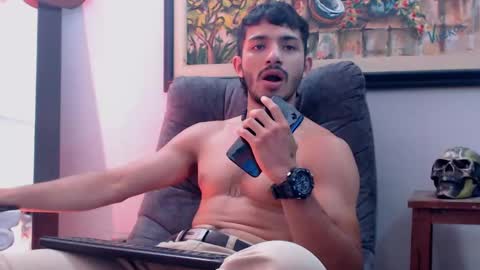 Snapshot of antoniocuervo chatting on December 18, 3:55 pm Hadez online show from December 18, 3:55 pm