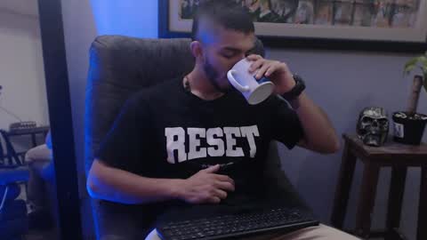 Snapshot of antoniocuervo chatting on December 27, 10:34 am Hadez online show from December 27, 10:34 am