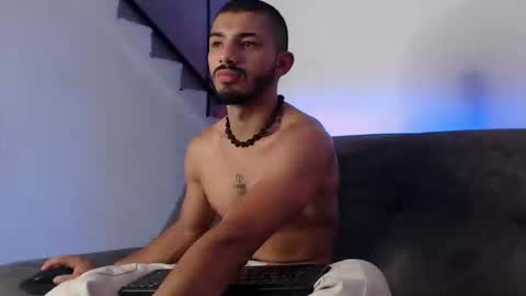 Snapshot of antoniocuervo chatting on January 17, 5:30 pm Hadez online show from January 17, 5:30 pm