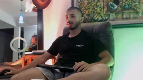 Snapshot of antoniocuervo chatting on February 4, 11:27 pm Hadez online show from February 4, 11:27 pm