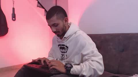 Snapshot of antoniocuervo chatting on February 13, 9:17 pm Hadez online show from February 13, 9:17 pm