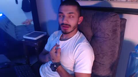 Snapshot of antoniocuervo chatting on February 16, 11:48 pm Hadez online show from February 16, 11:48 pm