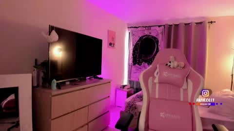   Independent model  online show from November 10, 6:18 pm