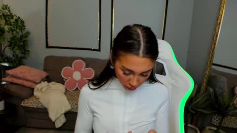 Anya online show from March 28, 1:43 pm