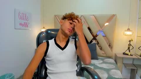 Snapshot of anyelotwink chatting on December 19, 2:24 pm anyelotwink online show from December 19, 2:24 pm