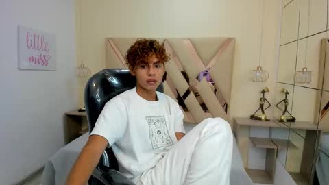 Snapshot of anyelotwink chatting on January 14, 2:33 pm anyelotwink online show from January 14, 2:33 pm