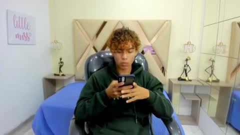 Snapshot of anyelotwink chatting on February 24, 8:51 pm anyelotwink online show from February 24, 8:51 pm