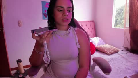 Snapshot of aphril_davis chatting on February 6, 9:06 pm Sara Model Independent online show from February 6, 9:06 pm