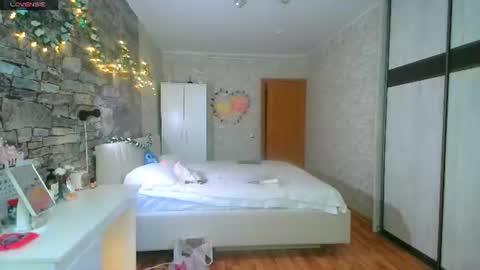 Aphrodite online show from July 4, 1:06 pm