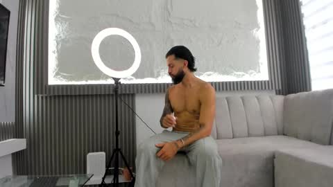 Snapshot of apolo_bianco_ chatting on February 22, 5:02 pm APOLO online show from February 22, 5:02 pm