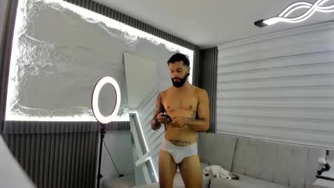 Snapshot of apolo_bianco_ chatting on February 23, 3:35 am APOLO online show from February 23, 3:35 am