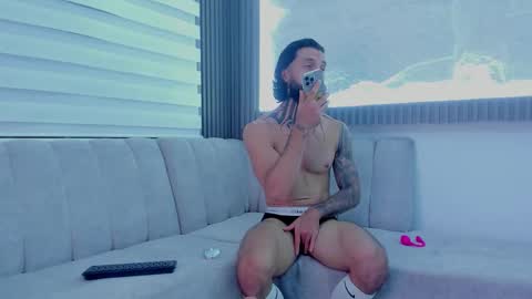 Snapshot of apolo_bianco_ chatting on October 18, 5:32 am APOLO online show from October 18, 5:32 am