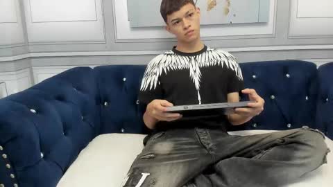 Snapshot of apolo_jonnes chatting on March 1, 2:57 am online show from March 1, 2:57 am