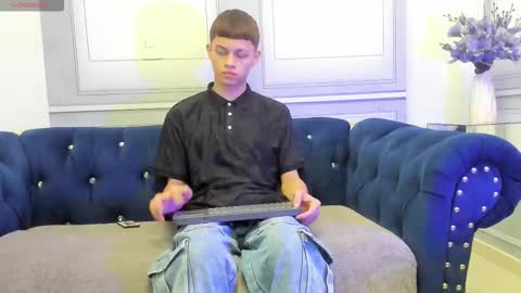 Snapshot of apolo_jonnes chatting on March 17, 1:54 am online show from March 17, 1:54 am