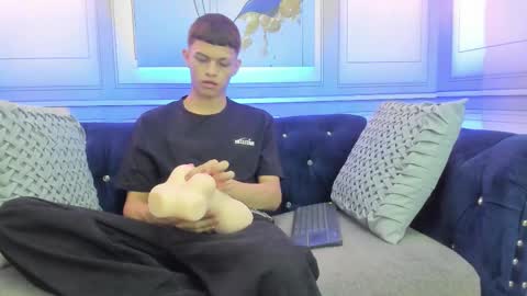 Snapshot of apolo_jonnes chatting on March 25, 2:17 am online show from March 25, 2:17 am