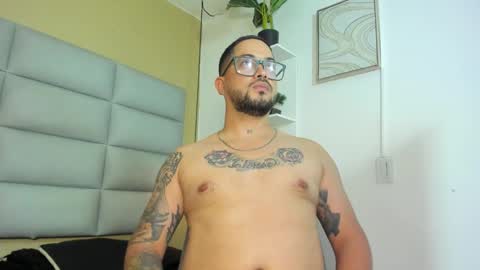 Snapshot of apolomarcos_ chatting on February 14, 4:09 am marcos online show from February 14, 4:09 am