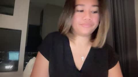 Snapshot of apple_pie_love chatting on November 17, 5:19 pm Anika online show from November 17, 5:19 pm