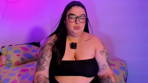 Snapshot of apriilpeach_ chatting on November 10, 11:37 pm Maria online show from November 10, 11:37 pm