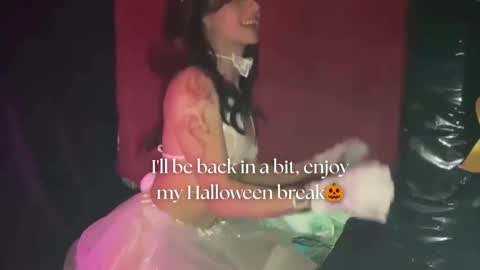 Snapshot of april_bennett chatting on October 24, 12:01 pm   online show from October 24, 12:01 pm