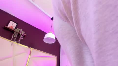 Snapshot of april_bowie chatting on October 8, 3:53 pm April online show from October 8, 3:53 pm