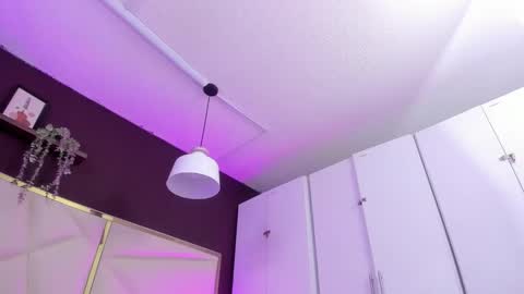 Snapshot of april_bowie chatting on October 16, 11:11 am April online show from October 16, 11:11 am