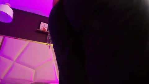 Snapshot of april_bowie chatting on October 17, 11:02 am April online show from October 17, 11:02 am