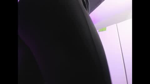 Snapshot of april_bowie chatting on October 27, 11:25 am April online show from October 27, 11:25 am