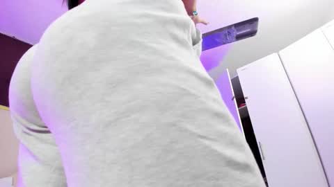 Snapshot of april_bowie chatting on November 1, 11:56 am April online show from November 1, 11:56 am