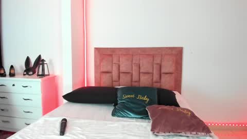 Snapshot of april_collinsxx chatting on February 22, 2:06 am april collinsxx online show from February 22, 2:06 am