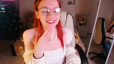 Snapshot of april_coy chatting on December 17, 9:05 pm April follow me online show from December 17, 9:05 pm
