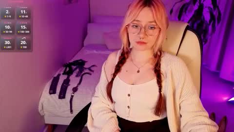 Snapshot of april_coy chatting on September 16, 4:08 pm April follow me online show from September 16, 4:08 pm