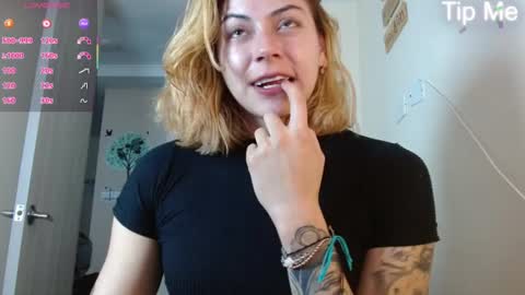 Snapshot of april_dumont5 chatting on June 21, 10:12 pm April Dumont online show from June 21, 10:12 pm