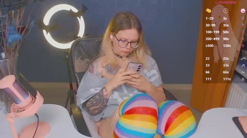 Snapshot of april_hentaigirl chatting on December 17, 9:16 pm my special content online show from December 17, 9:16 pm