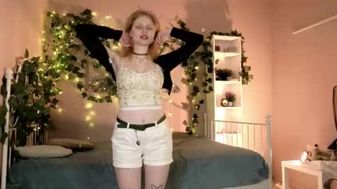 Snapshot of aprilgreeen chatting on April 19, 8:44 pm Hazy online show from April 19, 8:44 pm