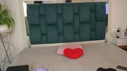 Snapshot of aradia_01 chatting on May 5, 7:05 am online show from May 5, 7:05 am