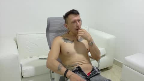 Snapshot of arcangel_bigpectorals chatting on October 7, 12:46 pm arcangel_bigpectorals online show from October 7, 12:46 pm