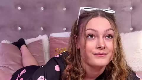 Snapshot of ari3el chatting on December 19, 8:27 pm Ariel online show from December 19, 8:27 pm