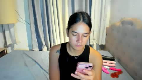 Snapshot of ari_anaa chatting on February 25, 4:33 am AriCandyAnna online show from February 25, 4:33 am