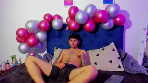 Snapshot of ari_and_loggan chatting on December 22, 7:31 pm Ari and loggan online show from December 22, 7:31 pm