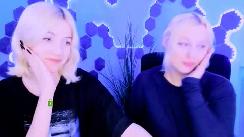 Snapshot of aria_blaze_ chatting on March 17, 9:56 am aria_blaze_ online show from March 17, 9:56 am