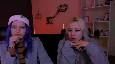 Snapshot of aria_blaze_ chatting on March 29, 8:47 am aria_blaze_ online show from March 29, 8:47 am