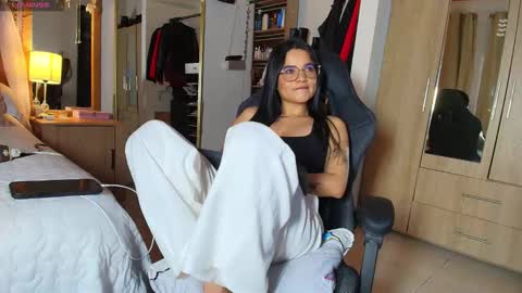 Snapshot of aria_sweet21 chatting on April 18, 10:54 pm aria_sweet21 online show from April 18, 10:54 pm