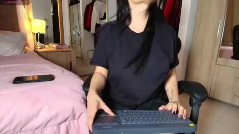 Snapshot of aria_sweet21 chatting on May 4, 2:51 am aria_sweet21 online show from May 4, 2:51 am