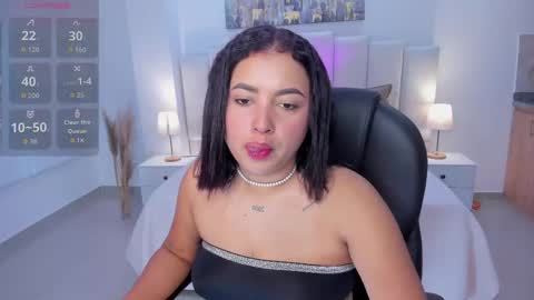 Snapshot of aria_vixen_ chatting on September 29, 8:02 pm Aria online show from September 29, 8:02 pm