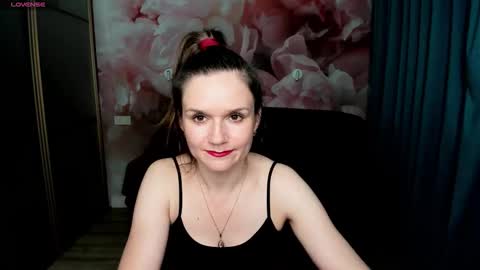 Snapshot of ariagrays chatting on November 25, 2:11 am AriaGray online show from November 25, 2:11 am